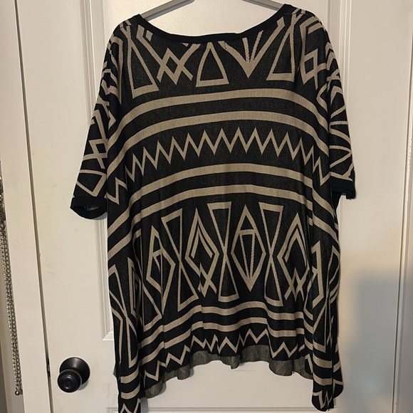 Molly Bracken Aztec Design Sweater/Poncho Style - One Size-Looks to fit XL or 2X - Picture 3 of 9